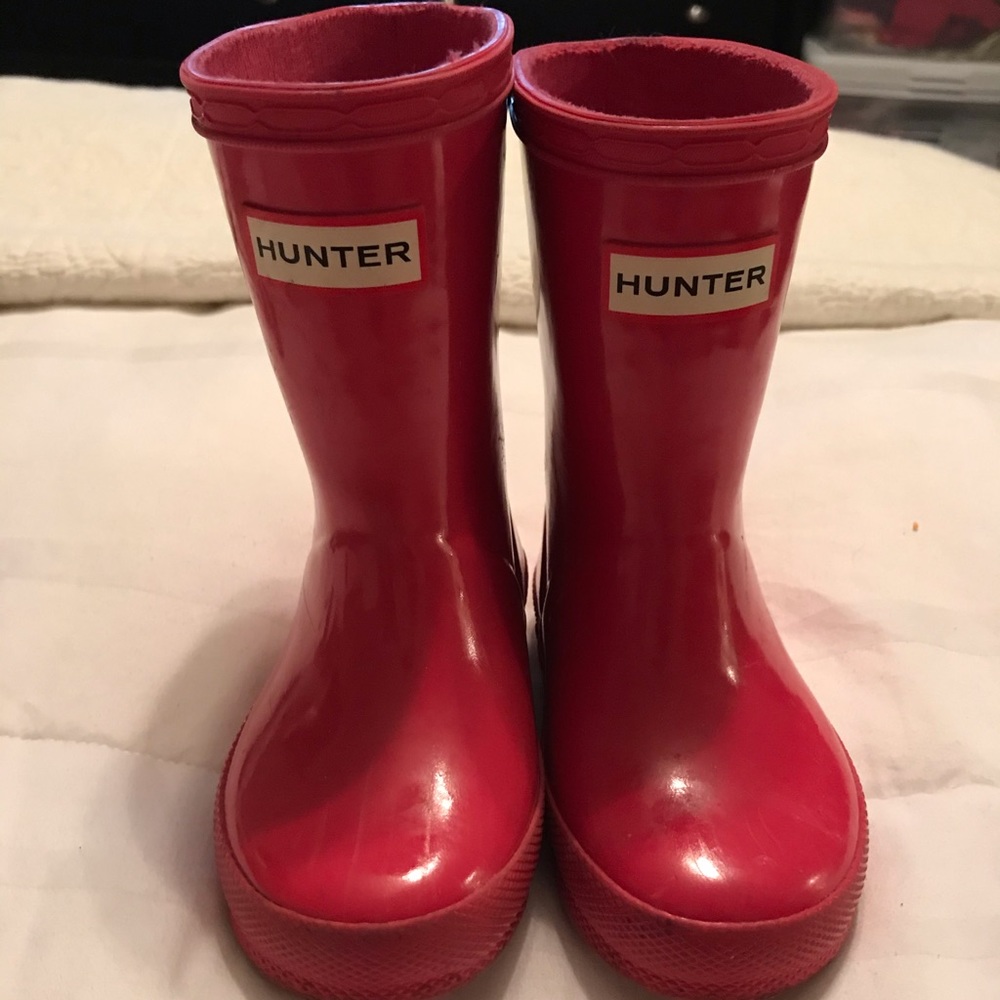 Girls Hunter rain boots. Fuchsia. Size 5.